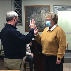 Beardstown City Clerk Petie Ruch administers the oath of office to new 4th Ward Alderwoman Lisa Buhlig at Tuesday night’s Beardstown City Council meeting. (Photo by June Conner.)