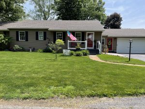 Beardstown CONNECT congratulates Pat and Tami Cooper on being named May 2022 Yard of the Month.   Photo submitted.