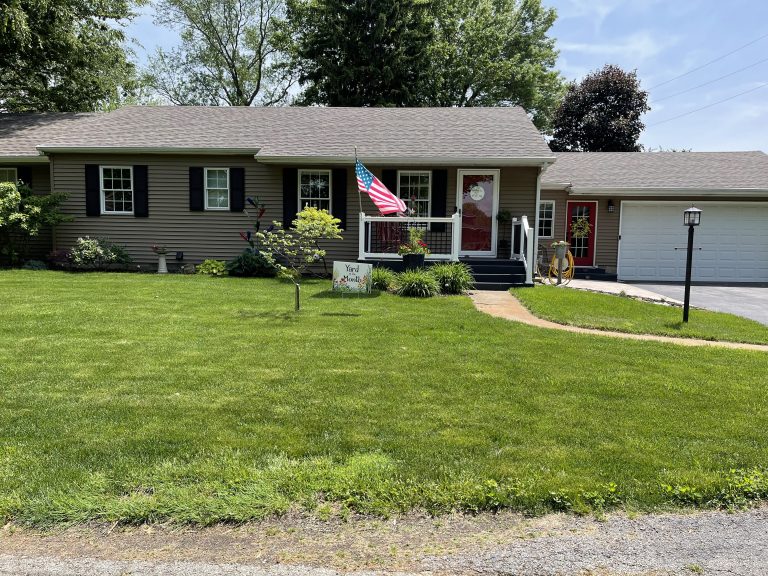 Beardstown CONNECT congratulates Pat and Tami Cooper on being named May 2022 Yard of the Month.   Photo submitted.