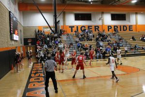Rylan Alhorn puts in a layup in Beardstowns win over Liberty.