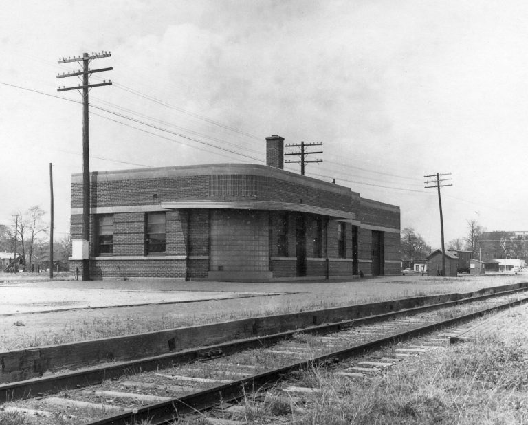 Beardstown’s CB&Q passenger station was last served by passenger trains in 1961, two years before this photo was taken. The building still stands and is used by BNSF Railway Maintenance of Way crews. (Leigh Morris photo)