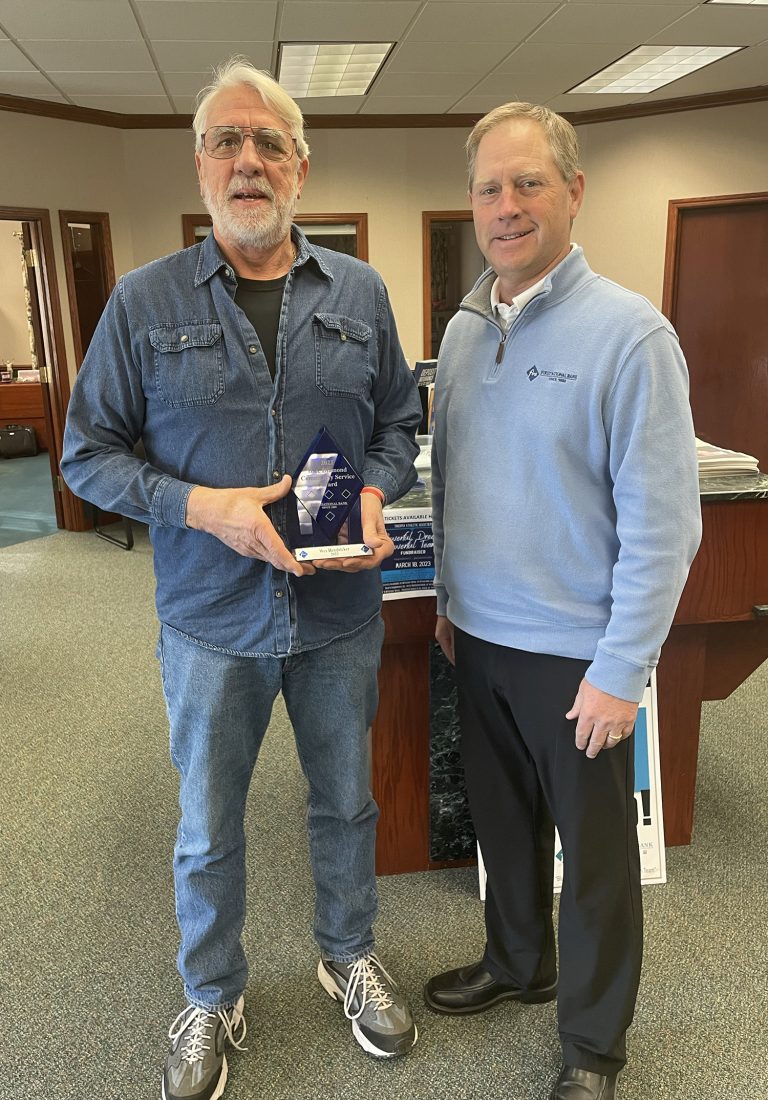 Wes Hendricker (left) accepts the Blue Diamond Award from Kai Schnitker (right), President of the Arenzville First National Bank.
