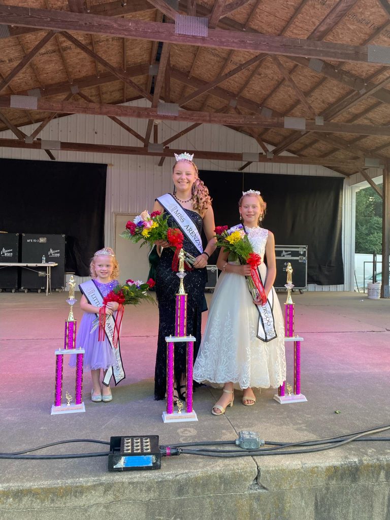 2023 Arenzville Burgoo Royalty. Left to right; Little Miss Amelia Hansell, Miss Kaylee Beck, and Junior Miss Alle Ruppel