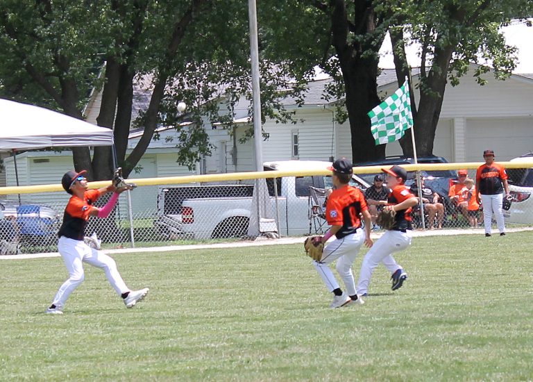 This time, Samuel Molina calls for the ball as the infielders give way.